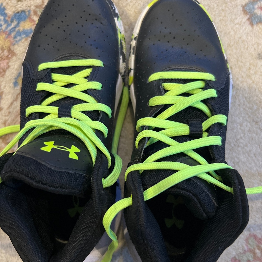 Like new under armor sneakers